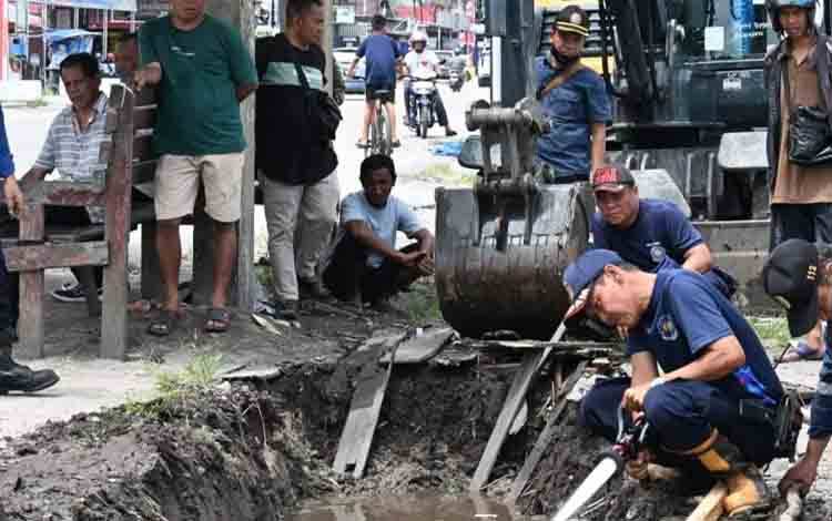 Pemko Palangka Raya Lakukan Normalisasi Drainase di Depan Pasar Rajawali