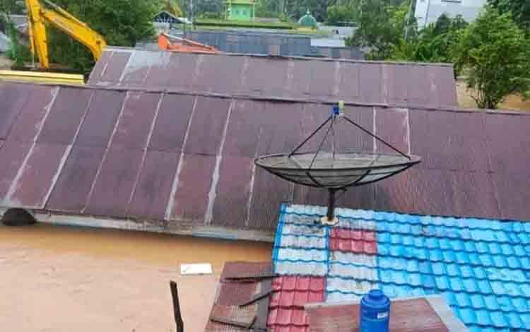 Banjir Melanda Sejumlah Wilayah di Balangan Kalsel, Air Hingga Atap Rumah