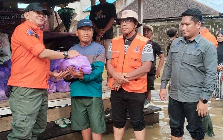 Bupati Barito Timur Serahkan Bantuan Kebutuhan Pokok ke Ratusan KK Terdampak Banjir