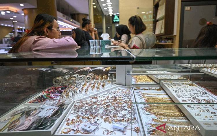 Harga Emas Antam Senin ini Turun Rp9.000 Menjadi Rp2,596 Juta/Gram