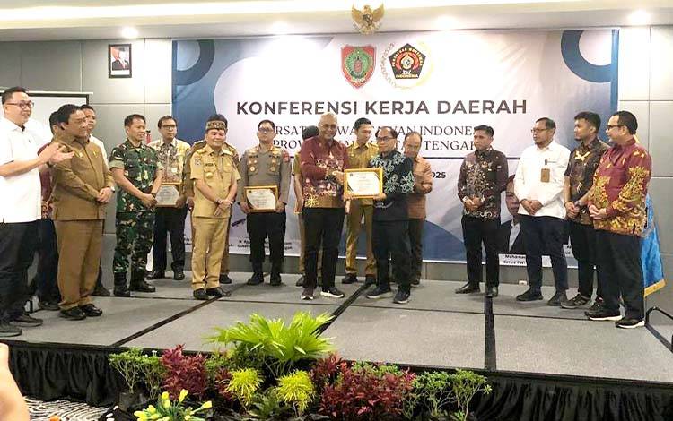 Ketua GAPKI Kalteng Terima Penghargaan Peduli Pers dari PWI Pusat