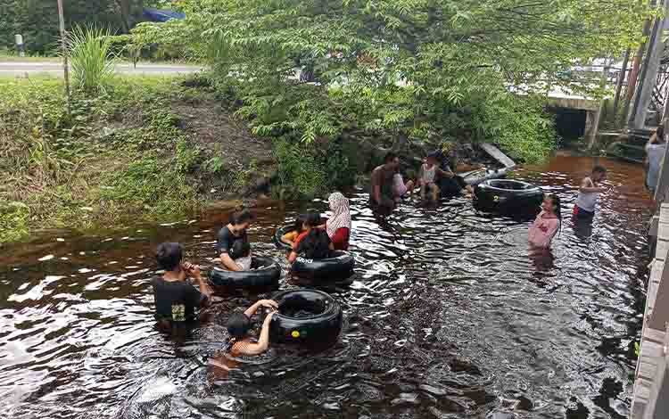 Libur Akhir Tahun 2025, Pemandian Umum Pasir Panjang Ramai Dikunjungi Warga