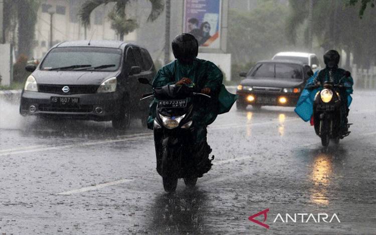 BMKG: Langit RI Didominasi Hujan Ringan-Hujan Petir pada Senin, Termasuk Kalteng