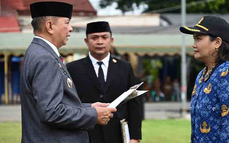 Bupati Barito Timur Serahkan 580 SK PPPK Paruh Waktu