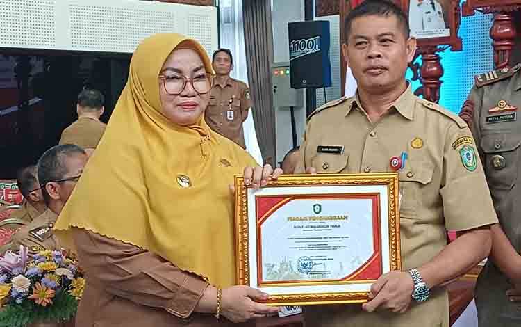 Pemkab Kotim Berikan Penghargaan Inovasi Daerah 2025 ke Sejumlah OPD