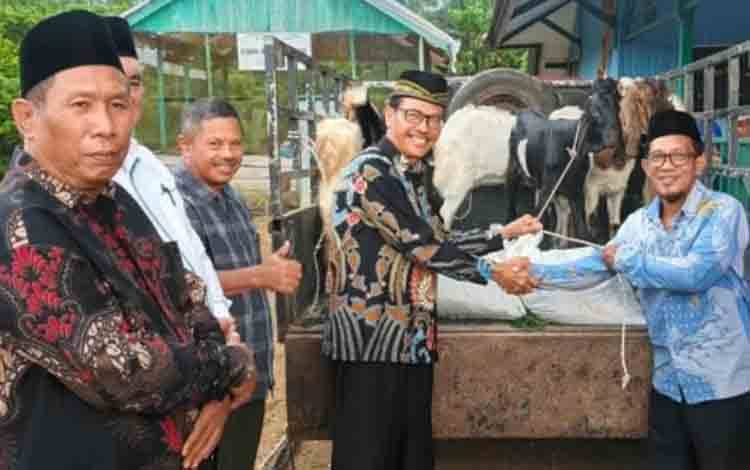 Wakil Bupati Lamandau Serahkan Zakat Produktif Berupa Kambing untuk Masyarakat Desa Wonorejo