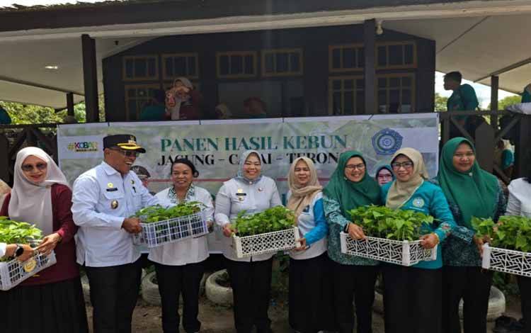 Kebun Percontohan PKK Tuai Hasil, Bupati Kobar Nurhidayah Ajak Warga Ikut Urban Farming