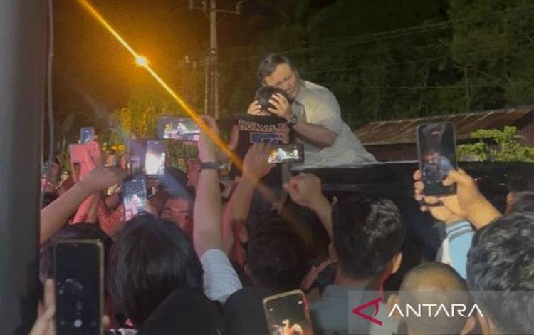 Prabowo Peluk Anak Kecil dari Atas Mobil di Pengungsian Batu Hula