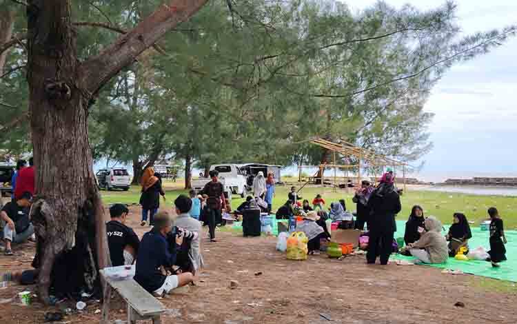 Ribuan Wisatawan Kunjungi Pantai Bugam Raya Selama Libur Nataru