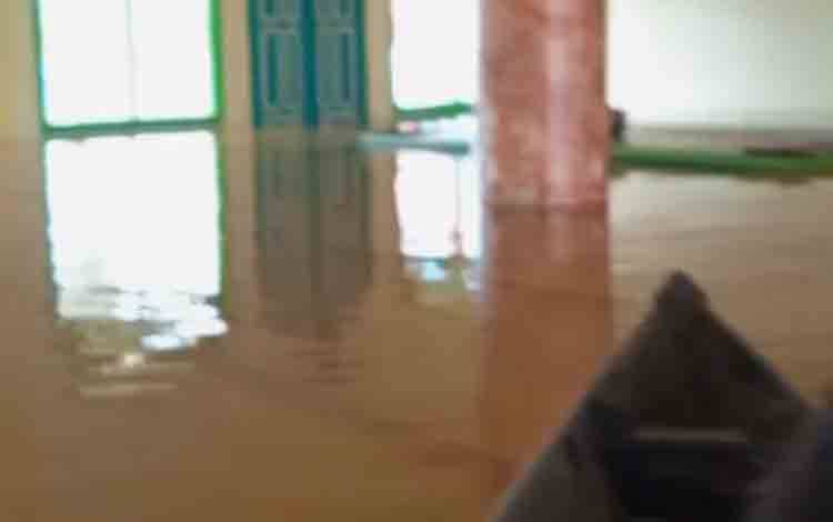 Banjir Melanda Desa Pembantanan Sungai Tabuk