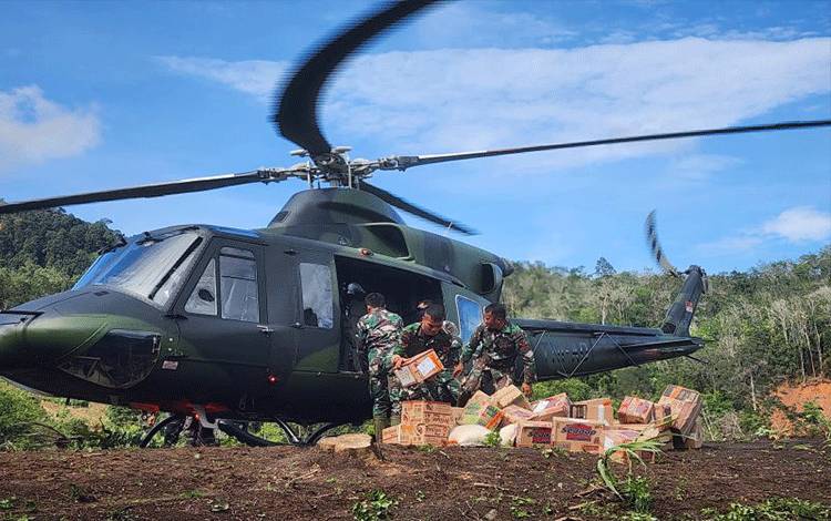 TNI Gunakan Heli Percepat Penyaluran Kebutuhan Pokok di Tapanuli Utara