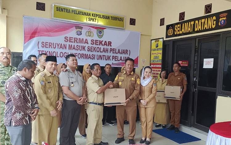 Bupati Hadiri Penyerahan Bantuan Laptop Sekolah Polres Seruyan
