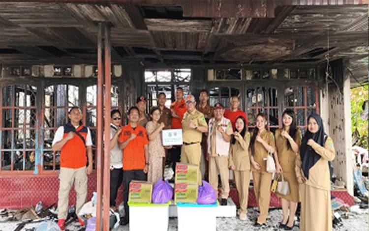 BPBD Kapuas Salurkan Bantuan Sembako untuk Korban Kebakaran di Jalan Nusa Indah