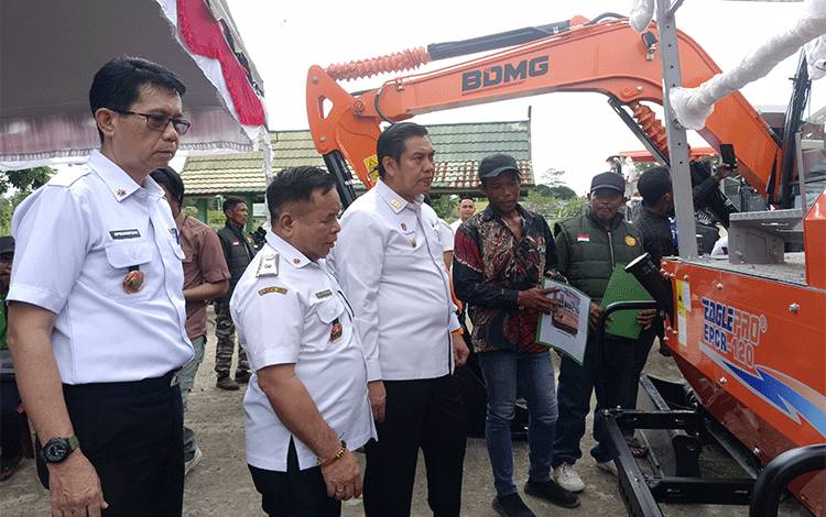 Tahap Ketiga, Distan Pulang Pisau Distribusikan 141 Alsintan ke Petani