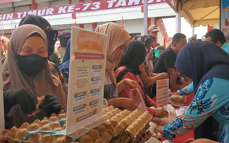 Warga Terbantu Dapatkan Harga Bapok Lebih Terjangkau di Gerakan Pangan Murah HUT ke-73 Kotim