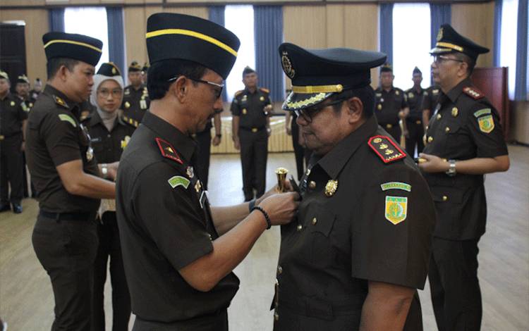 Pelantikan Kajari Barito Selatan Berlangsung Khidmat, Kajati Kalteng Ingatkan Penegakan Hukum Humanis