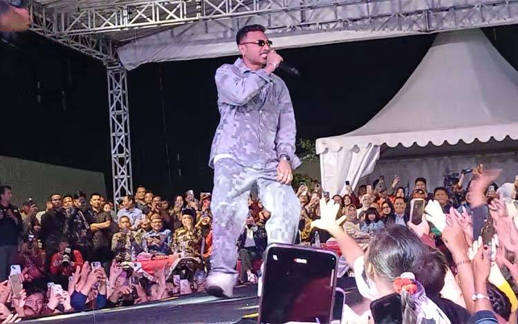 Penyanyi Tembang Tabola Bale Juan Reza Gemparkan Ribuan Penonton Sampit Expo HUT ke-73 Kotim