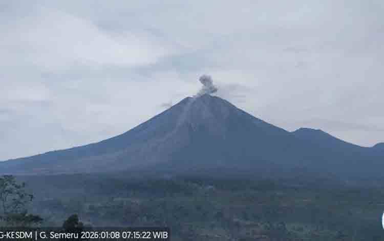 Gunung Semeru Erupsi dengan Material Letusan Setinggi 700 Meter
