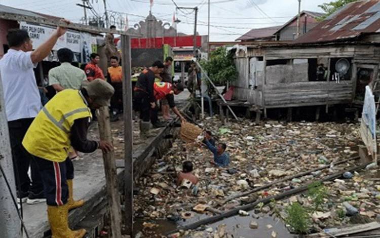 Tim Gabungan Pemko Palangka Raya Gelar Pembersihan Sampah di Bantaran Sungai Kahayan