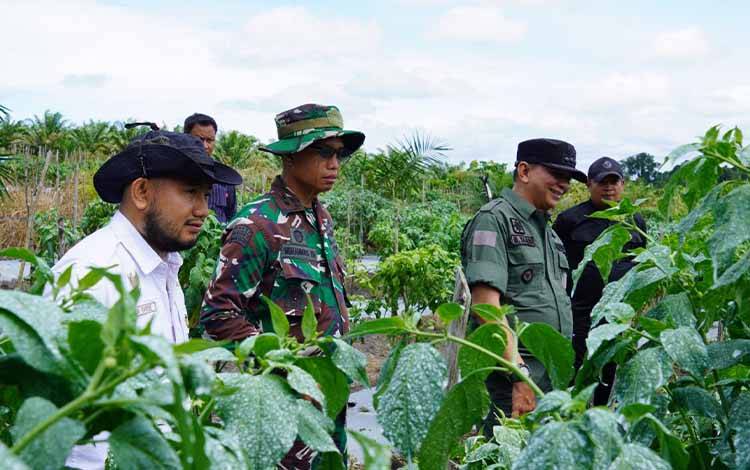 Petani di Lokasi Cetak Sawah Antusias Sambut Kunjungan Bupati dan Wabup Bartim