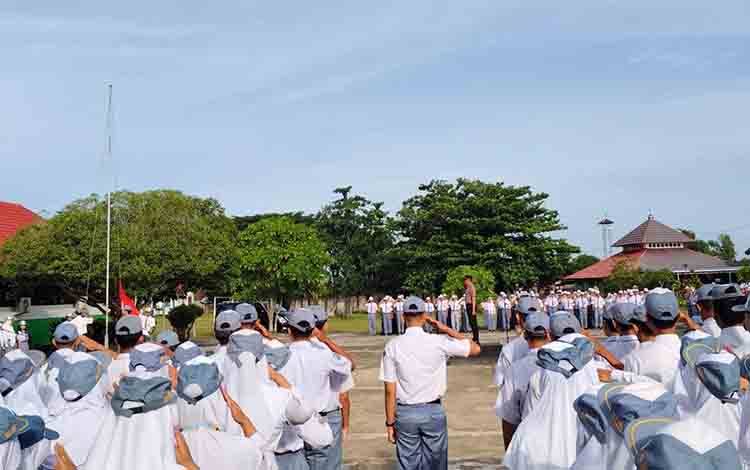 Lewat Program Serma Sekar, Polres Seruyan Masuk Sekolah Beri Edukasi Pelajar