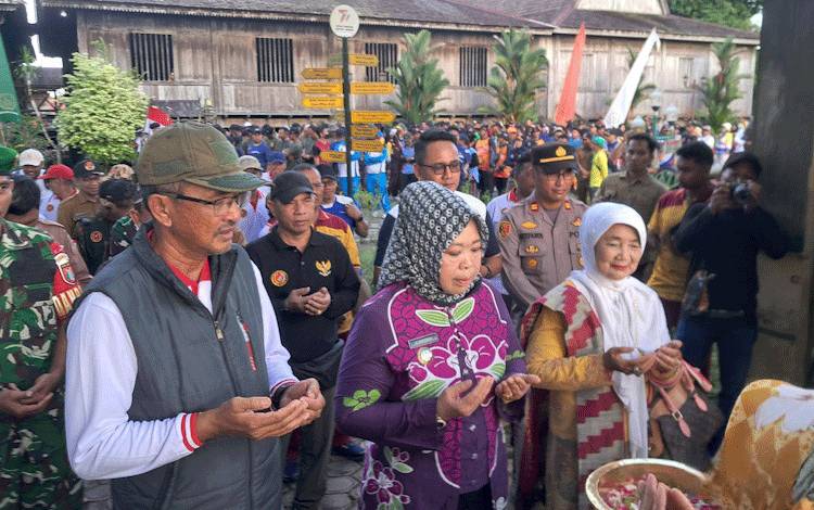 Bupati Kobar Lepas Peserta Napak Tilas Peristiwa 14 Januari 1946