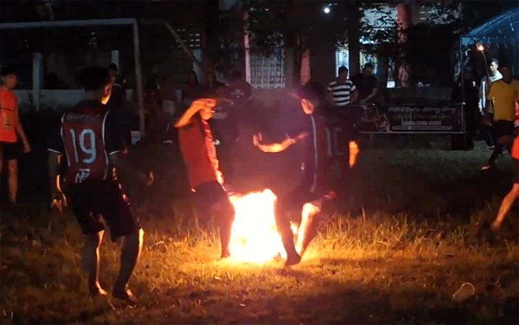 Mengenal Sepak Sawut, Olahraga Tradisional Sepak Bola Api Tanpa Alas Kaki dari Kalimantan Tengah