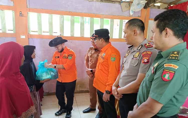 Wabup Bartim Pimpin Penyaluran Bantuan Pascabanjir di Dusun Tengah