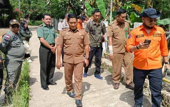 Wabup Bartim Turun ke RT 16 Ampah Kota, Jalan Ambles di Titik Tumbukan Sungai Karau Jadi Sorotan