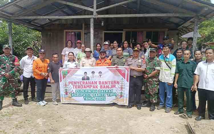 Wabup Barito Timur Salurkan Bantuan Banjir di Awang dan Paku