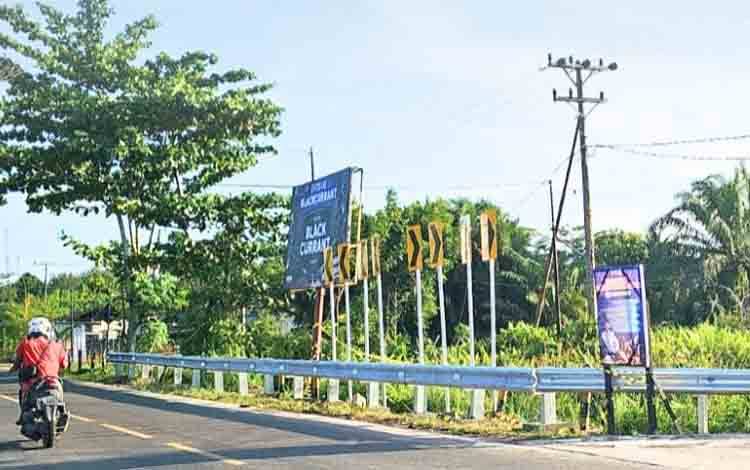 Dishub dan BPTD Kelasa II Kalteng Pasang Rambu dan Guardrail di Jalan G Obos Ujung