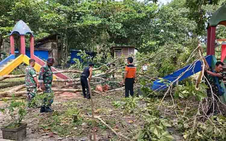 TNI dan Pemerintah Kelurahan Kasongan Lama Bersihkan Lahan Gerai Koperasi Merah Putih