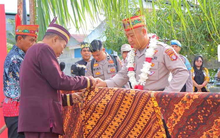 AKBP Dodik Hartono Resmi Jabat Kapolres Katingan, Disambut Tradisi Adat Potong Pantan