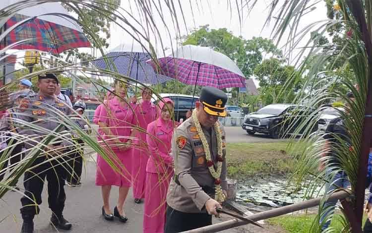 Potong Pantan Sambut Kedatangan AKBP Beddy Suwendi di Mapolres Seruyan
