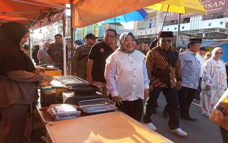 Bupati Kobar Resmi Buka Begoyap Night Market Perkuat Peran UMKM Lokal