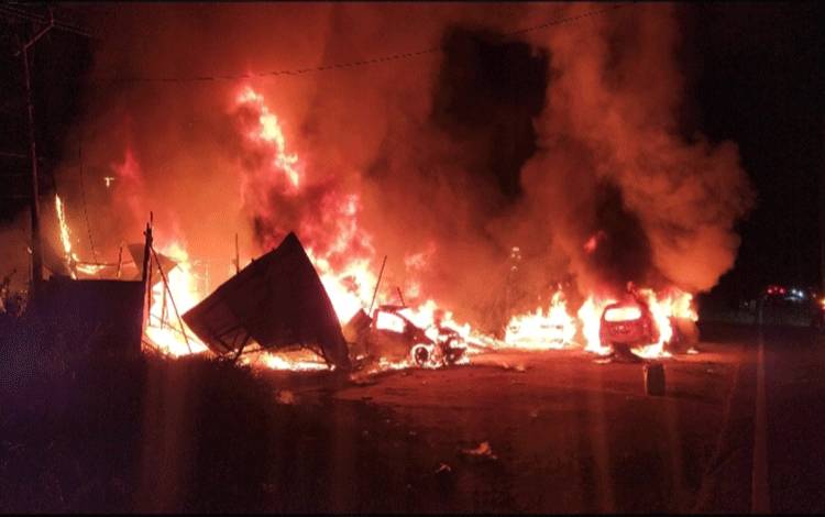Sebuah Warung dan Dua Mobil di Sampit Hangus Terbakar