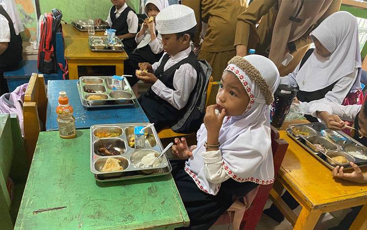 Program MBG di Kapuas Timur Dimulai, Ribuan Paket Disalurkan