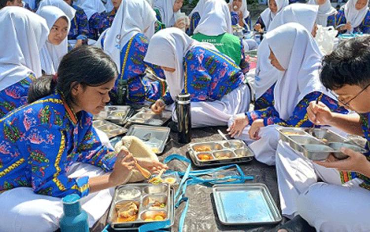 SMPN 2 Sampit Berpartisipasi Pecahkan Rekor MURI Edukasi Gizi Serentak se-Indonesia