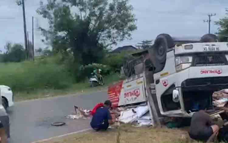 Truk Bermuatan Keramik Terbalik di Jalan Lingkar Selatan Kabupaten Banjar