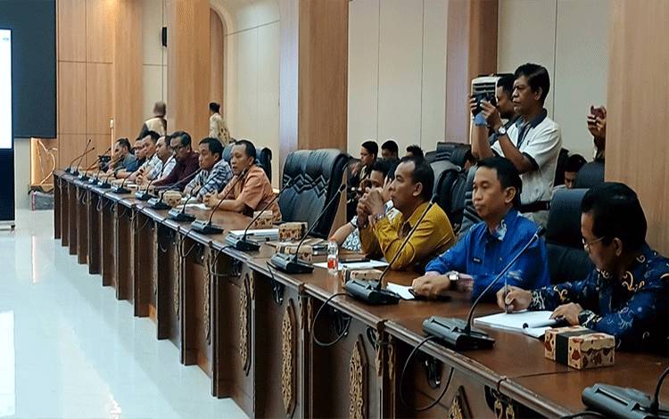 DPRD Minta Perusahaan Hentikan Penggunaan Jalan KM 30 Sebelum Ada Peningkatan Kualitas Jalan