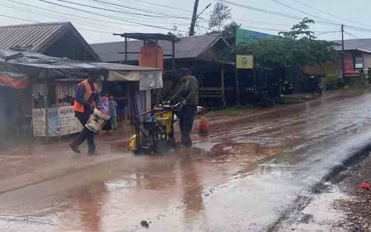 Dinas SDABMBKPRKP Kotim Selidiki Penyebab Rusaknya Jalan Lesa Parenggean Pascarekonstruksi