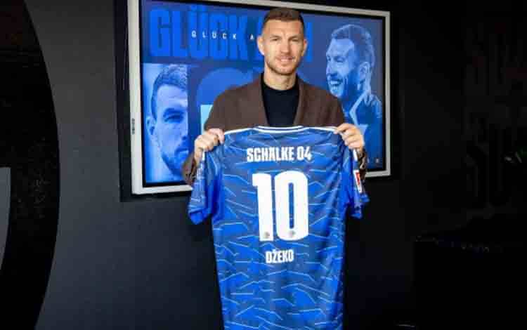 Edin Dzeko Memang Hanya Ingin ke Schalke