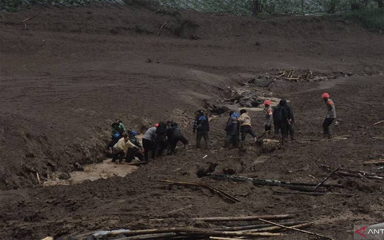 Tim Gabungan Cari Korban Banjir dan Longsor di Cisarua Bandung Barat
