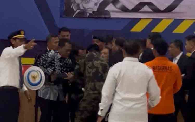 Menteri KKP Pingsan saat Penghormatan Korban Kecelakaan Pesawat ATR