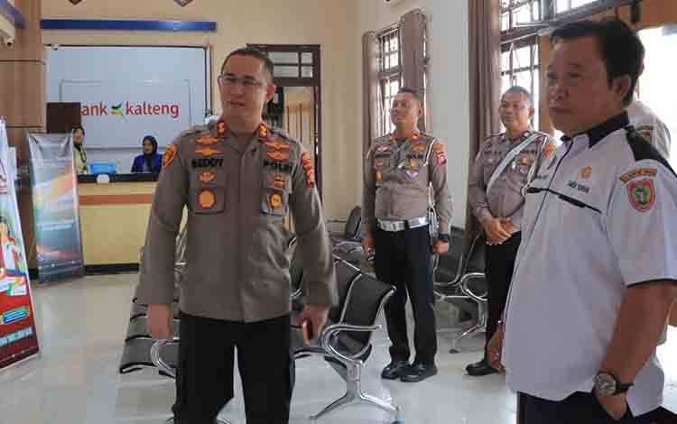 Sidak Kantor Samsat, Kapolres Seruyan Tekankan Pelayanan Prima