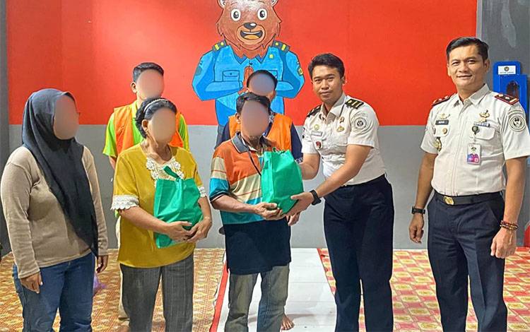 Rutan Tamiang Layang Berbagi Sembako dengan Keluarga Warga Binaan