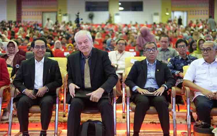 Mendiktisaintek: Kehadiran Ilmuwan Dunia Momentum Perkuat Riset Global