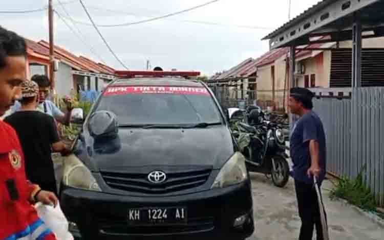 Relawan Gabungan Evakuasi King Kobra di Permukiman Pondok Indah Kapuas