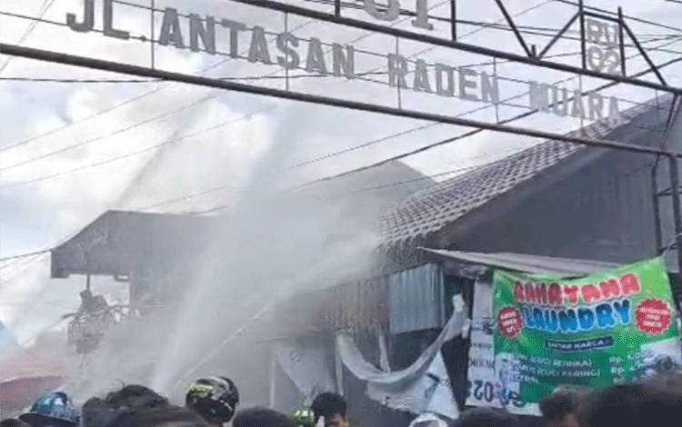 Rumah dan Warung di Teluk Tiram Banjarmasin Barat Hangus Terbakar