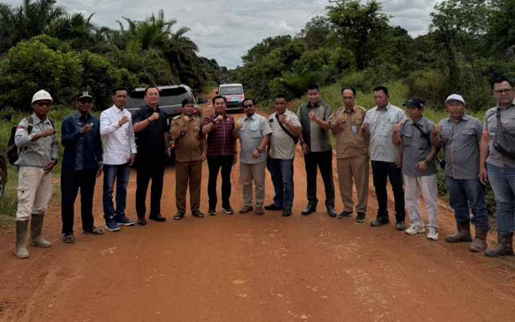 DPRD Kotim Soroti Jalan ke Puskesmas Tualan Hulu yang Rawan Banjir